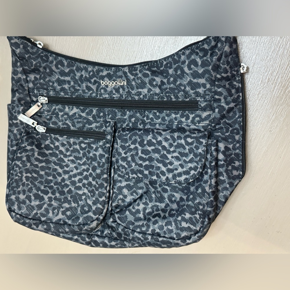 Baggallini Everywhere Bagg Crossbody Bag Grey Cheetah Leopard Print Travel Purse - Picture 12 of 14
